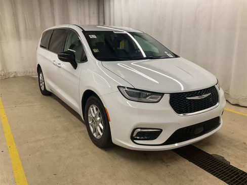 Used 2024 Chrysler Pacifica Touring-L image 6