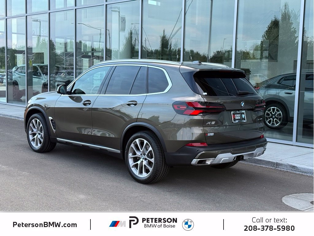 Used 2024 BMW X5 xDrive40i w/ Premium Package AWD/4WD image 3