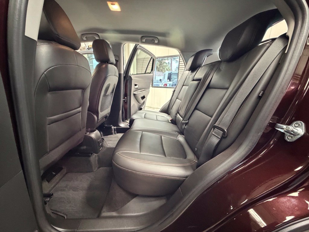 Used 2021 Chevrolet Trax LT w/ Premium Seat Package AWD/4WD image 49