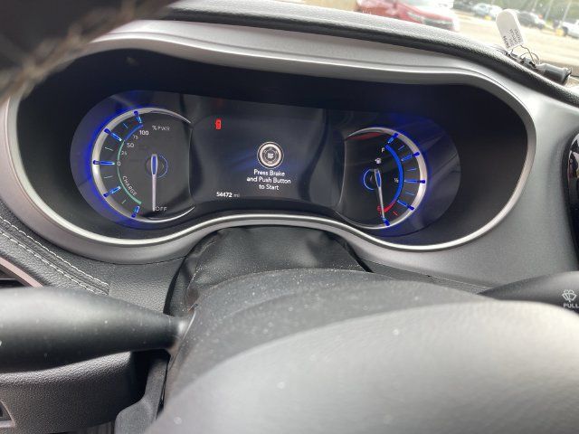 Used 2024 Chrysler Pacifica Limited FWD image 2