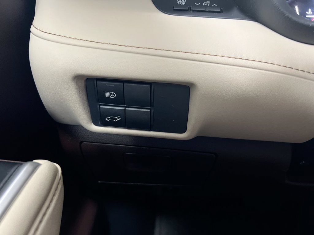 Used 2021 Toyota Highlander XLE AWD/4WD image 19