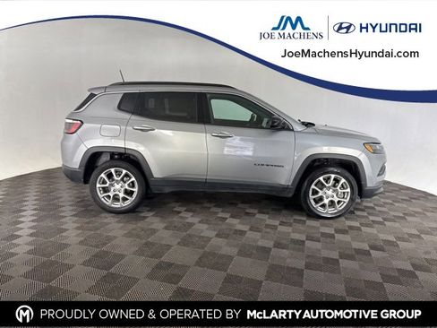 Used 2023 Jeep Compass Latitude image 4