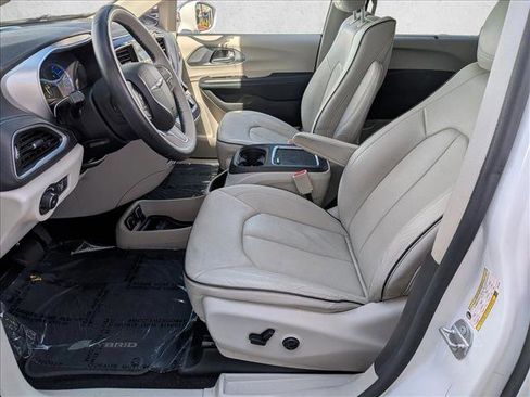 Used 2018 Chrysler Pacifica Limited w/ Advanced Safetytec Group FWD image 16