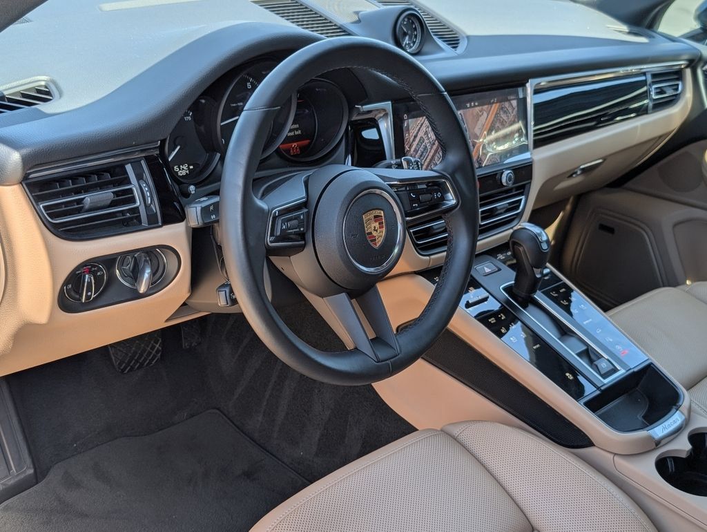Certified 2025 Porsche Macan AWD/4WD image 4