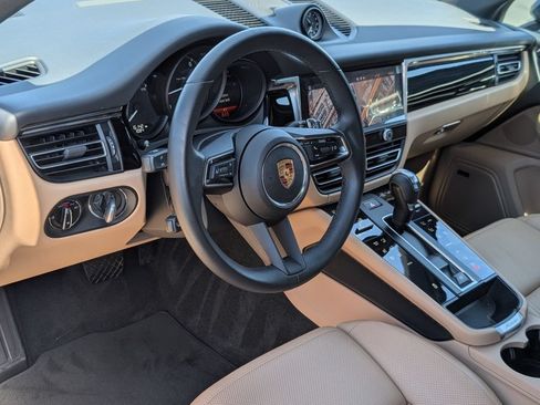 Certified 2025 Porsche Macan AWD/4WD image 4