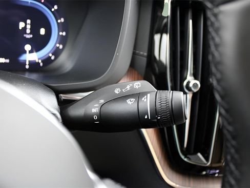 New 2025 Volvo XC60 B5 Ultra w/ Protection Package Premier image 17