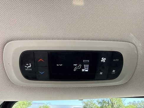 Used 2023 Chrysler Pacifica Touring-L FWD image 19