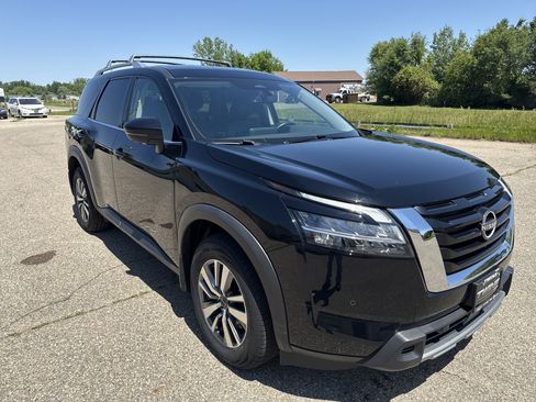 Used 2023 Nissan Pathfinder SL AWD/4WD image 1