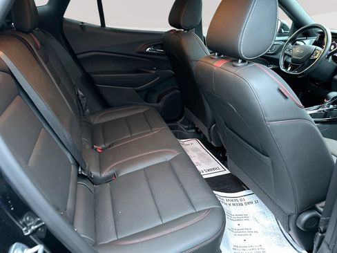 Used 2024 Chevrolet Trax RS w/ Sunroof Package FWD image 28