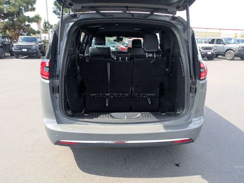 Used 2025 Chrysler Pacifica Select image 30