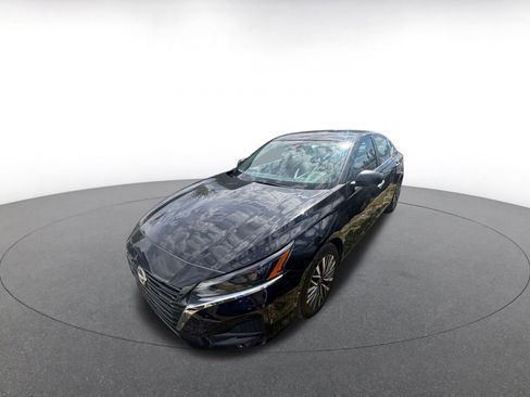 Used 2025 Nissan Altima 2.5 SV FWD image 4