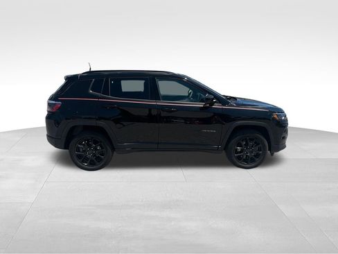 Used 2025 Jeep Compass Latitude w/ Convenience Group AWD/4WD image 7