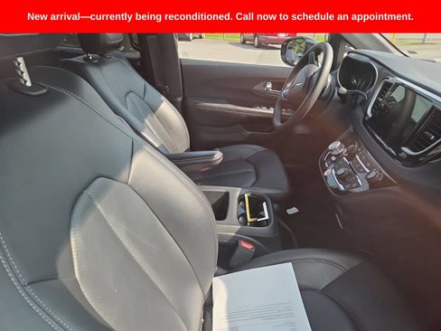 Used 2025 Chrysler Pacifica Select FWD image 10