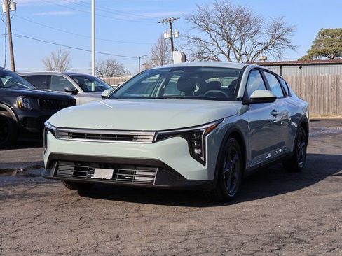 New 2025 Kia K4 LXS image 3
