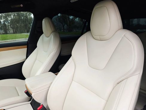 Used 2021 Tesla Model X Performance image 15