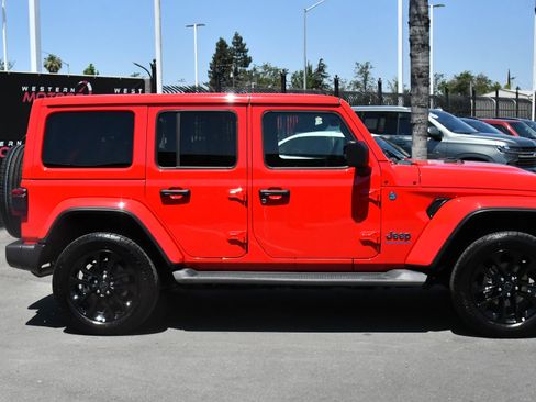 Used 2025 Jeep Wrangler Unlimited Sahara AWD/4WD image 9