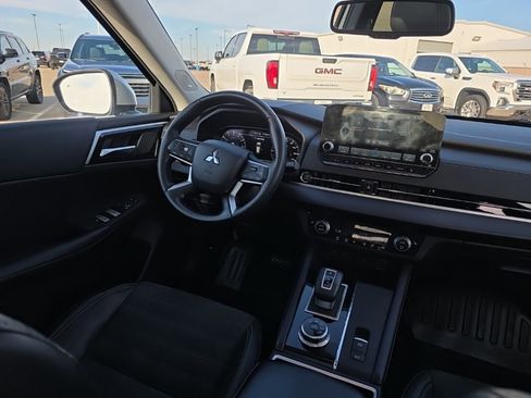 Used 2022 Mitsubishi Outlander SE image 14