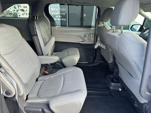 Used 2021 Toyota Sienna LE FWD image 13