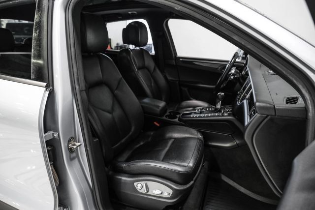 Used 2018 Porsche Macan Sport Edition AWD/4WD image 31