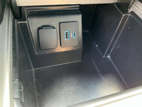 Used 2023 Ford Explorer XLT w/ Equipment Group 202A RWD image 38