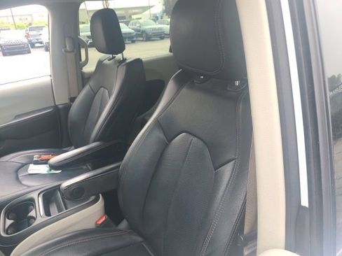Used 2020 Chrysler Pacifica Touring-L FWD image 8