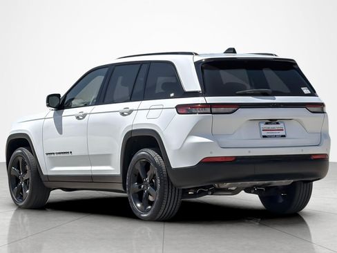 Used 2023 Jeep Grand Cherokee Altitude RWD image 3