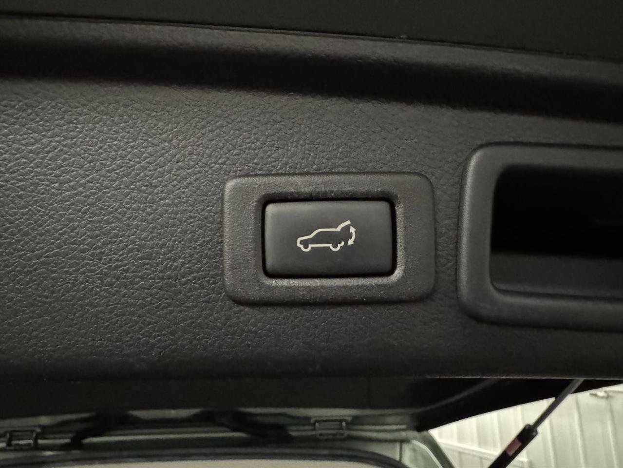 Used 2016 Subaru Forester 2.5i Touring w/ Eyesight & Navigation System AWD/4WD image 8