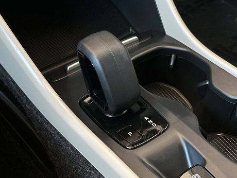 Used 2022 Volvo XC40 T5 Momentum image 20