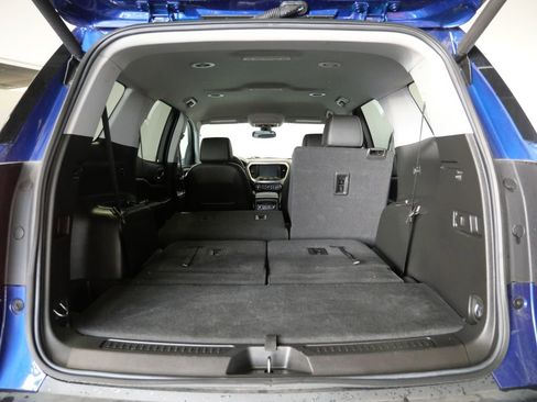 Used 2023 GMC Acadia SLT w/ Elevation Edition image 26