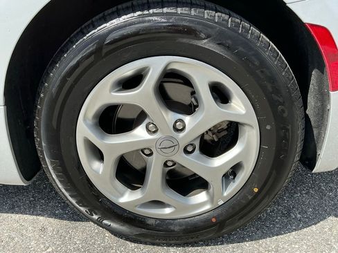 Used 2024 Chrysler Pacifica Limited image 20