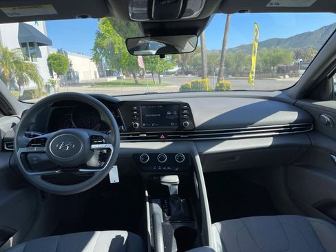 Used 2022 Hyundai Elantra SE FWD image 11