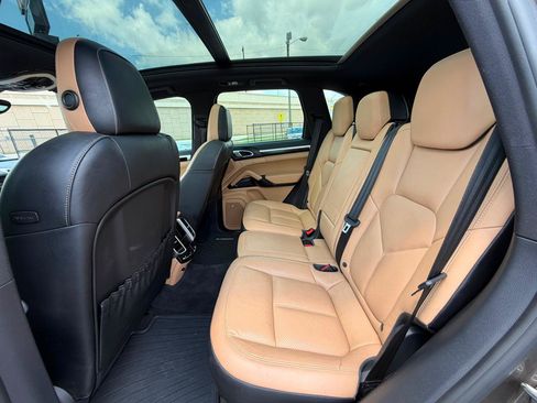 Used 2016 Porsche Cayenne AWD/4WD image 10