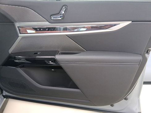 New 2026 BMW 750e xDrive image 30