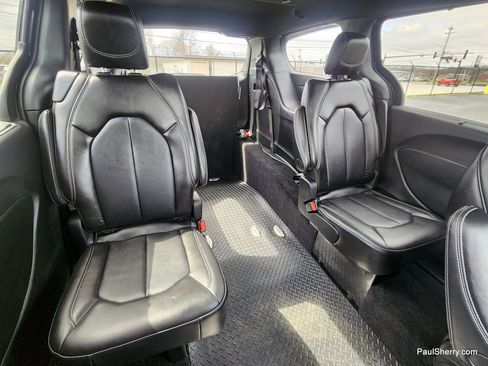 Used 2026 Chrysler Pacifica Select image 5