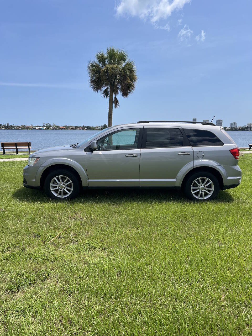 Used 2015 Dodge Journey SXT w/ Flexible Seating Group FWD image 2