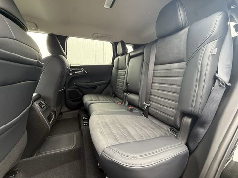 Used 2025 Mitsubishi Outlander SE image 24