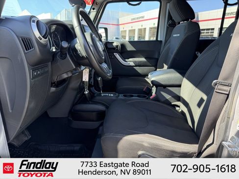 Used 2017 Jeep Wrangler Unlimited Rubicon w/ Cold Weather Group AWD/4WD image 6