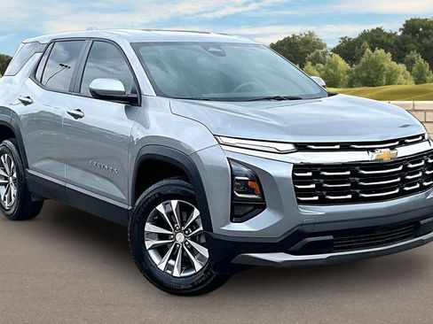 Used 2025 Chevrolet Equinox LT FWD image 2