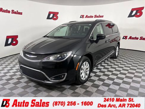 Used 2019 Chrysler Pacifica Touring-L FWD image 1