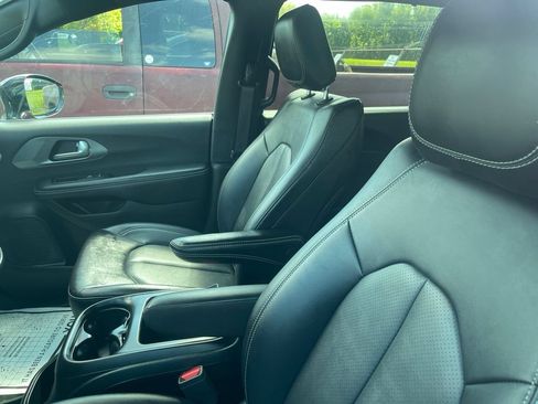 Used 2025 Chrysler Pacifica Select FWD image 4