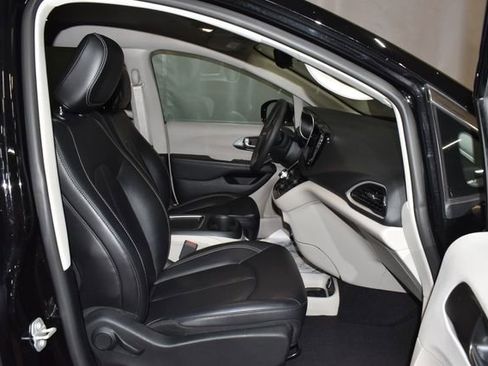 Certified 2024 Chrysler Pacifica Touring-L image 29