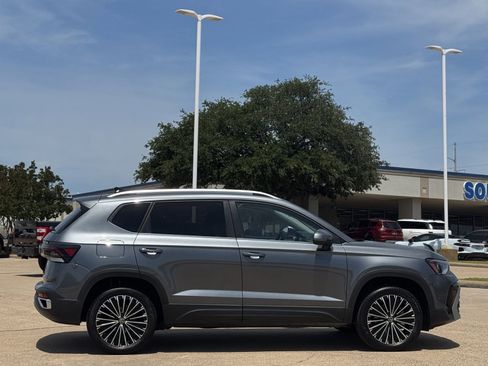 New 2025 Volkswagen Taos SE FWD image 4