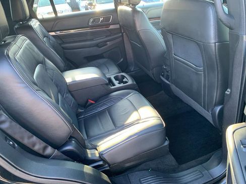 Used 2017 Ford Explorer Platinum image 12