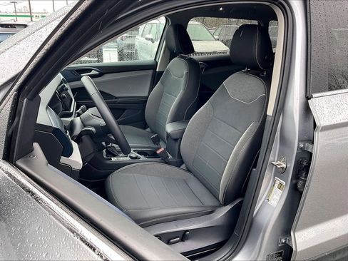 Used 2024 Volkswagen Taos SE w/ Panoramic Sunroof Package AWD/4WD image 9