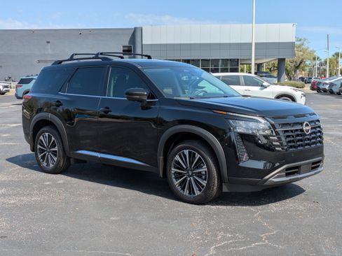 New 2026 Nissan Pathfinder Platinum FWD image 2