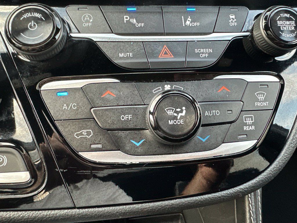Used 2025 Chrysler Pacifica Limited FWD image 23