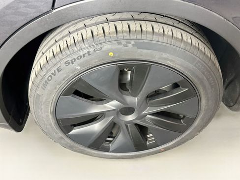 Used 2024 Tesla Model Y Long Range AWD/4WD image 11
