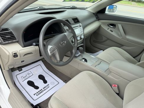 Used 2011 Toyota Camry LE FWD image 12