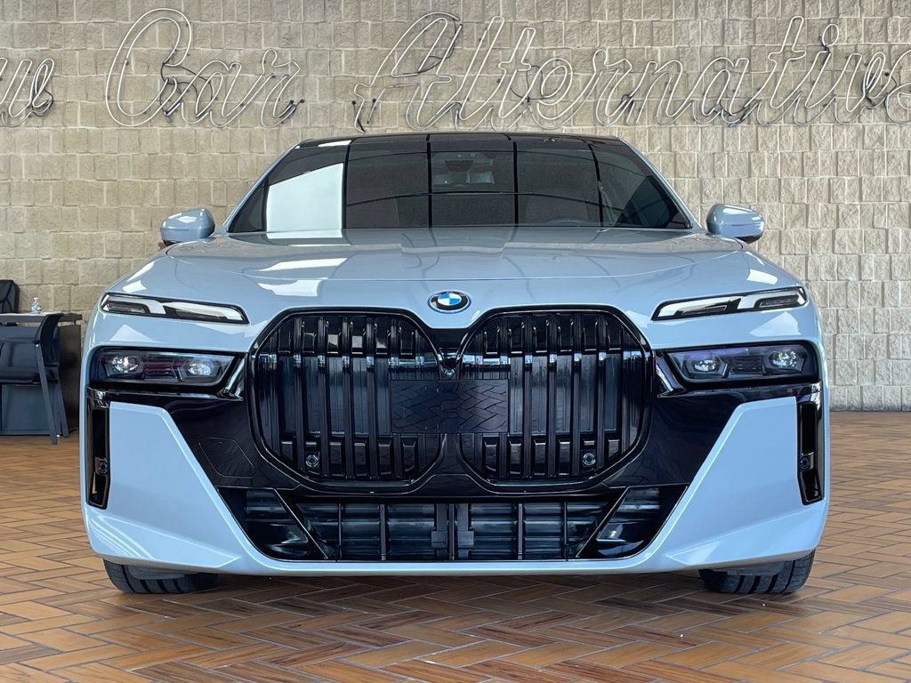 Used 2023 BMW i7 xDrive60 AWD/4WD image 3