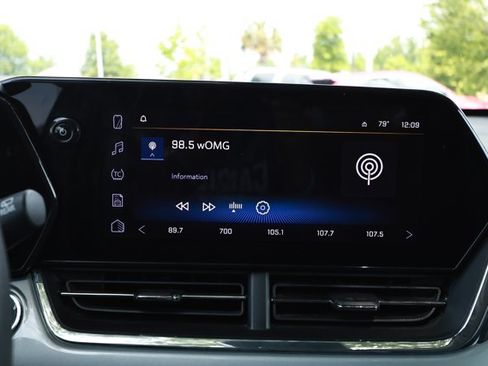 Used 2025 Chevrolet Trax LT FWD image 16